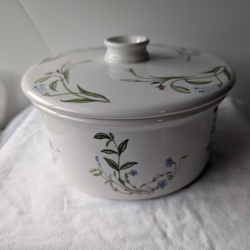 Portmeirion Queen's Hidden Garden Periwinkle Blue Floral Casserole Pot & Cover